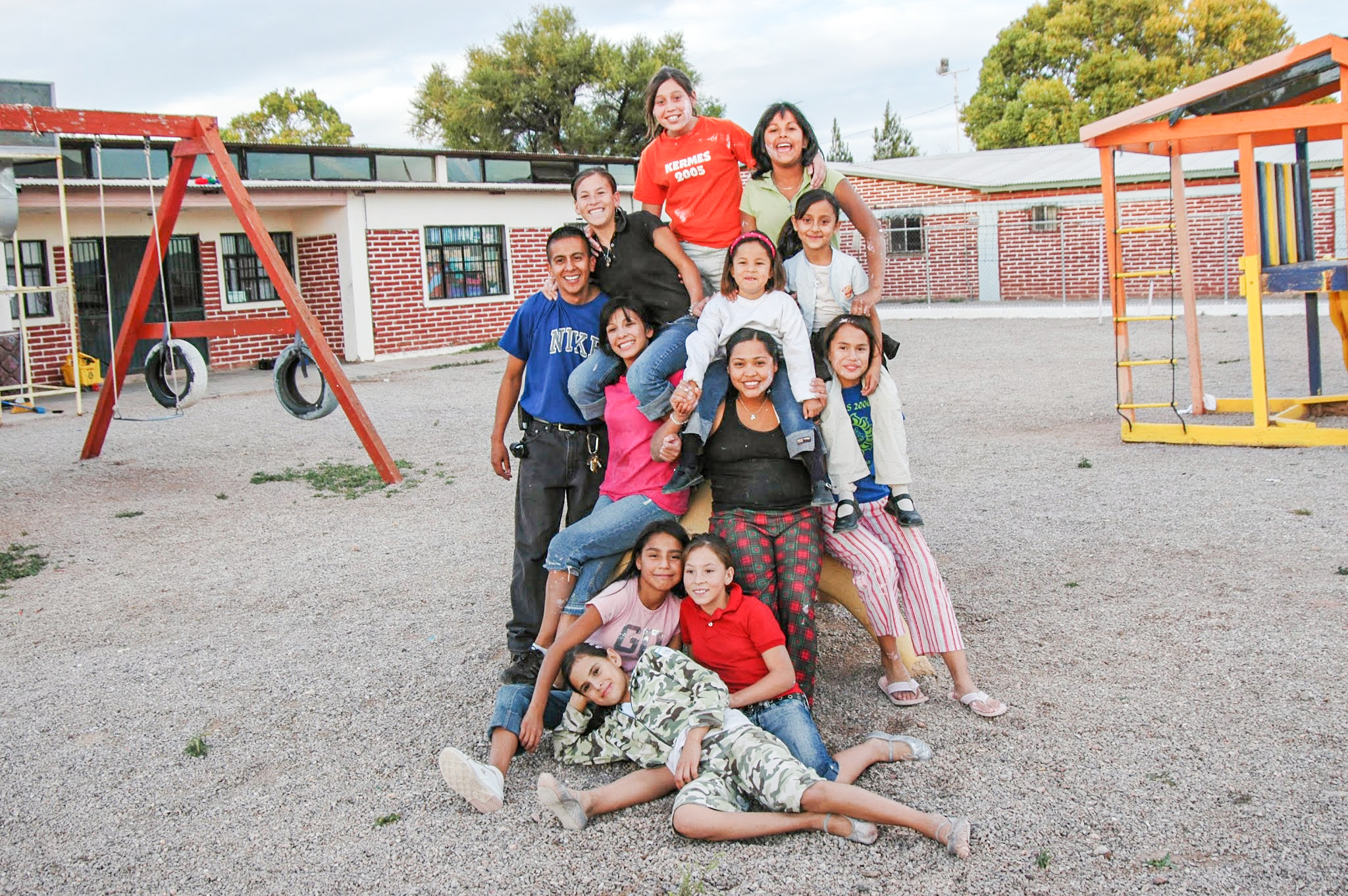 Rancho Feliz volunteers and children at the Agua Prieta shelter
